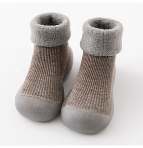Vente en gros de <span class=keywords><strong>chaussettes</strong></span> d'hiver épaisses en éponge pour bébé, enfant en bas âge, chaussures de marche chaudes et antidérapantes, <span class=keywords><strong>chaussettes</strong></span> avec semelle en caoutchouc - Product Image 4