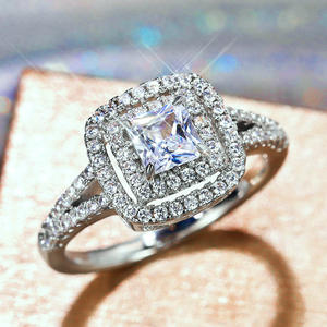 Anello di Fidanzamento F741 per Donna in Oro Bianco con Diamante Taglio Radiant Colore D Naturale e Diamanti Laterali - Product Image 2