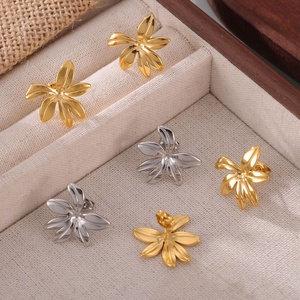 Bijoux personnalisés, boucles d'oreilles délicates, boucles d'oreilles en acier inoxydable tendance, boucles d'oreilles en forme de fleur dorée, bijoux pour femmes - Product Image 3