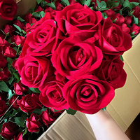 Großhandel Künstliche Realistische Rote Rosen Samtblumen mit Echtem Touch für Hochzeit, Weihnachten & Abschlussfeier Heimdekoration