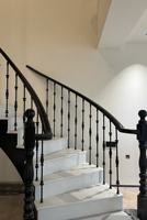Escalier rotatif en structure acier sur mesure HZ, balustrades en fer forgé, escalier de style classique, adapté aux villas