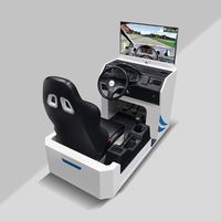 Simulateur de conduite automobile à trois écrans avec volant, pédales et boîte de vitesses pour les élèves de l'école de conduite