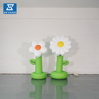 Modèle de fleur gonflable blanc personnalisé avec poteau pour la décoration de scène d'événements en extérieur et de sites touristiques