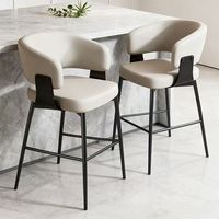 Stoel met gestoffeerde zitting, gebogen rugleuning, voetsteun en metalen frame voor hotel, restaurant, bar, café, pub en keuken.