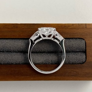 Anello Unisex a Forma <span class=keywords><strong>di</strong></span> Cuore con Tre Diamanti Coltivati in Laboratorio, Taglio a Cuore, in Oro Massiccio 14K, Certificato IGI, Regalo per il Futuro e una <span class=keywords><strong>Promessa</strong></span> - Product Image 6