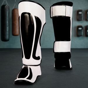 Protections de tibias de Muay Thai légères et de haute qualité, en cuir véritable/cuir synthétique, personnalisables, pour la boxe et le MMA. - Product Image 3