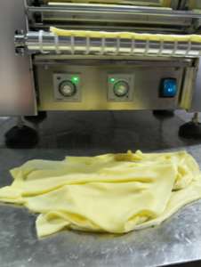 Machine à pâtisserie multifonctionnelle motorisée en acier inoxydable de qualité alimentaire pour gâteaux mille-feuilles, crêpes et mini-crêpes - Product Image 3