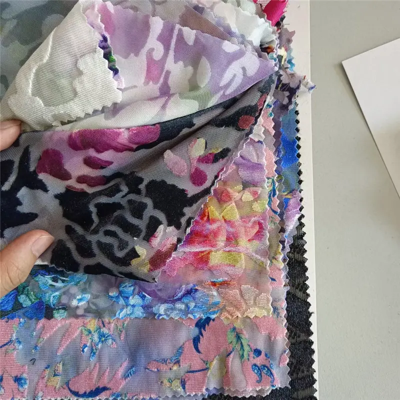Tissu en dentelle de polyester petit tissu jacquard floral en trois dimensions pour robe flocage jupe en tulle