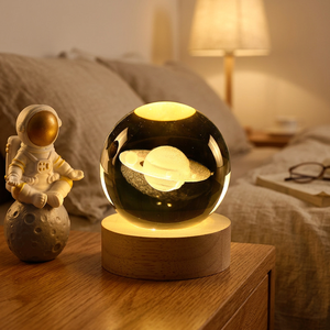 Lampe de <span class=keywords><strong>nuit</strong></span> LED en boule de cristal gravée en 3D, avec prise USB, personnalisable, motif galaxie et lune, cadeau moderne à intensité variable - Product Image 1