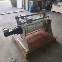 Treuil hydraulique avec système de guidage de corde, adapté à l'utilisation sur yachts/parapentes/towage de parachutes en mer.