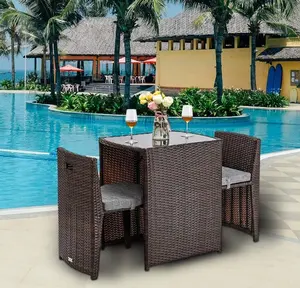 Rotan Bistro Set met Glas Top Tafel Cushioned Stoelen