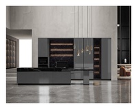 Armoires de garde-manger de cuisine en PVC noir brillant de luxe, porte en verre électrique, conception d'armoires de cuisine intelligentes
