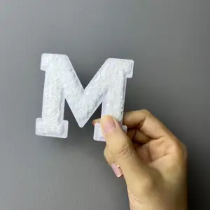 Stokta polyester isı transferi beyaz mektup tasarım stili demir on nakış özel kadife yamalar