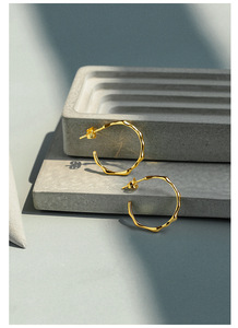 Boucles d'oreilles rétro françaises pour femmes avec lignes géométriques irrégulières, plaquées or 18 carats, lisses, accessoires de mode - Product Image 3