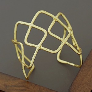 Bracelet jonc ouvert en laiton poli doré Swarali, avec cadre géométrique en diamant, toucher réel - Product Image 2