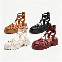 Sandales gladiateur personnalisées ODM OEM à brides croisées tressées, boucle métallique réglable à la cheville, plateforme superposée, talon carré, en PU végétalien