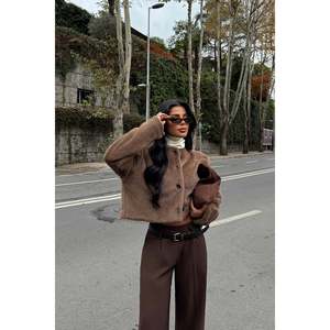 Chaqueta de Mujer con Detalle de Botones Marrones - Product Image 3