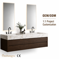 Système d'armoires de salle de bain intégrées en noyer moderne de luxe italien, tour de rangement pleine hauteur, double vasque, miroir intelligent
