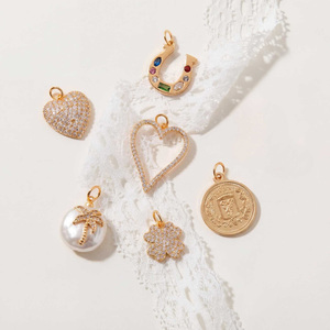 En gros Breloques pour chaussures en cuivre plaqué or 18K avec zircon et pavé <span class=keywords><strong>de</strong></span> zircone cubique, Pendentifs fer à cheval, clé, cœur, champignon pour <span class=keywords><strong>la</strong></span> fabrication <span class=keywords><strong>de</strong></span> bijoux DIY et <span class=keywords><strong>la</strong></span> mode - Product Image 3