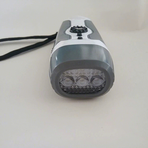 Lampe <span class=keywords><strong>torche</strong></span> d'urgence <span class=keywords><strong>à</strong></span> manivelle LED rechargeable avec 3 LED, fonction radio FM, corps en plastique et alarme sonore - Product Image 2