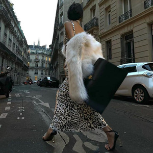 Robe longue de bal pour femme en satin imprimé léopard, col en V, dos nu, coupe ajustée, taille naturelle, design à empiècements - Product Image 4