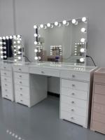 Coiffeuse de luxe moderne avec miroir en verre éclairé par LED, en bois MDF, pour chambre à coucher, avec tiroirs et plateau de maquillage