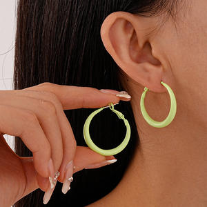 Boucles d'oreilles créoles géométriques Sweet Candy Design minimaliste pour femme - Product Image 4