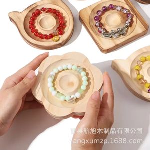 Plateau de présentation de bijoux en bois massif, support pour bracelets, décoration d'intérieur, porte-cadeaux artisanal, finition naturelle, design fait main - Product Image 1