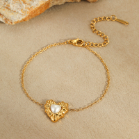 Parure de bijoux en acier inoxydable plaqué or 18 carats PVD avec collier pendentif cœur irrégulier en perle de coquillage, bracelet et boucles d'oreilles ouvertes pour femme élégante