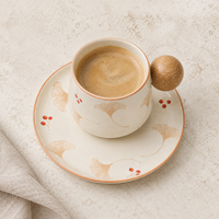 Ensemble tasse à café et soucoupe en porcelaine Ginkgo 325 ml avec poignée en bois, motif feuille et baies, emballé en coffret cadeau, sans BPA, sans danger pour les aliments, vaisselle élégante