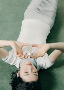 เซรั่มเพื่อผิวกระจ่างใสและหลอดเรืองแสงสำหรับโทนสีผิวและต่อต้านริ้วรอย - Product Image 2