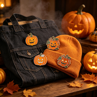 Épinglette émaillée électroplaquée Citrouille souriante d'Halloween avec tige verte bouclée imitation antique et accents étoilés, en métal pour l'automne