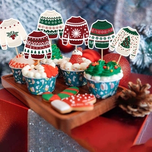 Décorations de cupcakes sur le thème des pulls de Noël moches, avec des arbres festifs, des flocons de neige et des motifs Joyeux Noël pour les fournitures de fête - Product Image 2