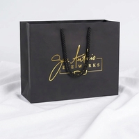Sac cadeau en papier noir mat haut de gamme avec poignée en ruban gros-grain noir, logo de marque personnalisé, revêtement UV, sac d'expédition pour institut de beauté et spa