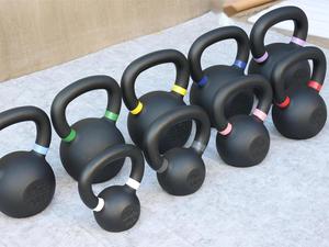 Kettelbell en fonte enduite de poudre SMARTFIT avec poignées larges Kettlebell d'entraînement physique avec anneaux colorés - Product Image 3