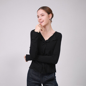 Camiseta de Manga Larga con Cuello en V para Mujer TS-025, Camiseta de Punto Suave, Corte Ajustado, Elegante, Negra, Blanca, Gris - Product Image 3