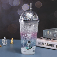 Venta al por mayor de doble capa de estrella astronauta botella de plástico creativa botella de agua Micro-visión planeta aplastado taza de paja taza de hielo