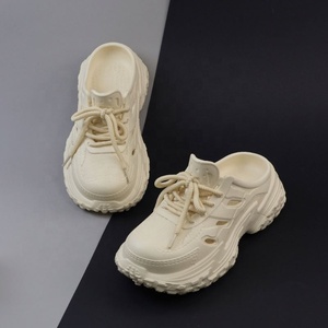 Sabots blancs en maille à lacets avec semelle extérieure en EVA, bout rond, respirants, tendance estivale, sportifs, à enfiler - Product Image 3