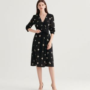 Robe portefeuille florale à contraste élevé pour femmes, col en V, taille nouée, longueur genou, pour le travail, le dîner et le soir - Product Image 4