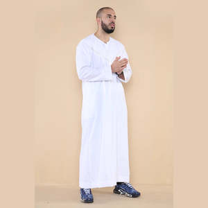 Hot Sale <strong>Omani</strong> Style Delicate Design <strong>Wholesale</strong> Price Soft Fabric Long Sleeve Men <strong>Thobe</strong> High Quality Men's <strong>Thobe</strong> and Thawb
