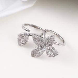 Anillo de Dedo Índice Abierto de Cobre Electrochapado con Diamantes Completos y Diseño de Hojas Florales Novedoso, Estilo Europeo Americano, de Nicho y de Moda - Product Image 2