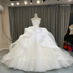 Lsoy027 Robe de mariée moderne, élégante, blanche, longue, en organza et dentelle, sans manches, avec appliques, décolleté cœur, style princesse, traîne chapelle - Product Image 2