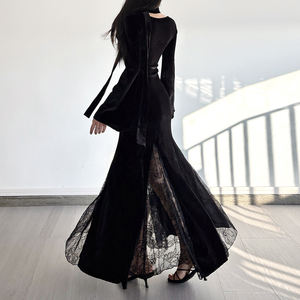 Vestido de encaje elegante y sofisticado con un diseño transparente, cintura ajustada, mangas acampanadas y falda de cola de pez. - Product Image 6