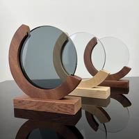 Trophée en bois massif avec incrustation de cristal noir transparent rond, plaque de récompense en cristal