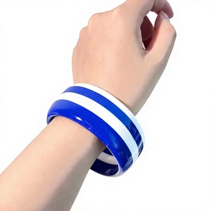 Bracelets en résine acrylique à motifs rayés colorés, empilables, unisexes, qualité supérieure, designs sportifs décontractés, ensemble de bijoux élégants pour femme - Product Image 2