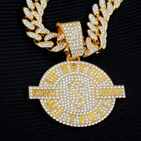 Collier unisexe tendance avec grand pendentif, style sportif, chaîne en alliage de zinc avec pendentif lettre entièrement serti de diamants cubains