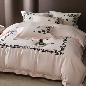 <span class=keywords><strong>Housse</strong></span> <span class=keywords><strong>de</strong></span> <span class=keywords><strong>couette</strong></span> blanche minimaliste avec broderie florale noire, tissage <span class=keywords><strong>satin</strong></span>é <span class=keywords><strong>haut</strong></span> <span class=keywords><strong>de</strong></span> <span class=keywords><strong>gamme</strong></span> - Product Image 1
