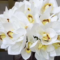 Bouquet d'orchidées Cymbidium artificielles en tissu de soie réaliste avec vase en verre pour décoration de mariage, vente en gros