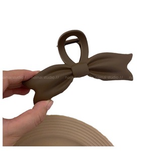 กิ๊บติดผมรูปปลาฉลามสีเบจครีมอ่อนโยนด้านหลังสไตล์ยุโรปและอเมริกัน - Product Image 5