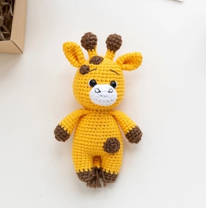 Jouets girafe couleur jaune en crochet à la main avec logo personnalisé et étiquette avec <span class=keywords><strong>yeux</strong></span> <span class=keywords><strong>de</strong></span> sécurité mignons Hochets <span class=keywords><strong>pour</strong></span> enfants en coton lait <span class=keywords><strong>Amigurumi</strong></span> - Product Image 4